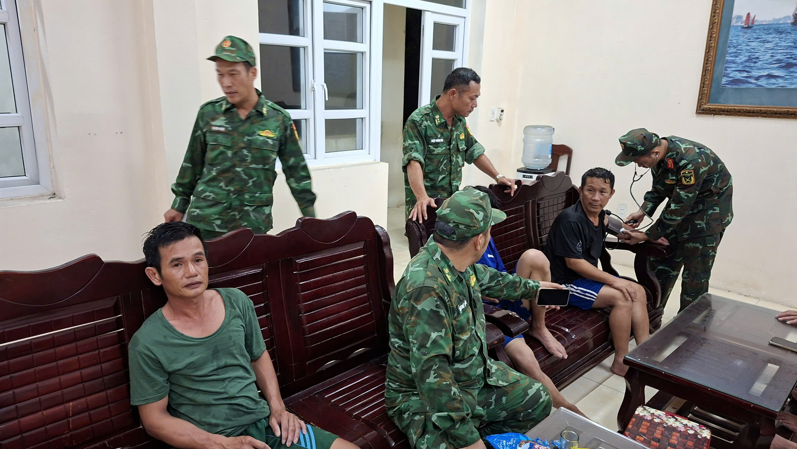 cuu-kip-thoi-9-ngu-dan-gap-nan-tren-bien-co-to-17817511336401464912071 Biên phòng Quảng Ninh cứu 9 ngư dân gặp nạn trên biển- Ảnh 2.