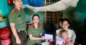 Tình trạng của cháu bé bị mẹ và cậu tâm thần gây hại