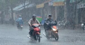 Mưa dông khu vực nội thành Hà Nội giữa cao điểm oi nóng