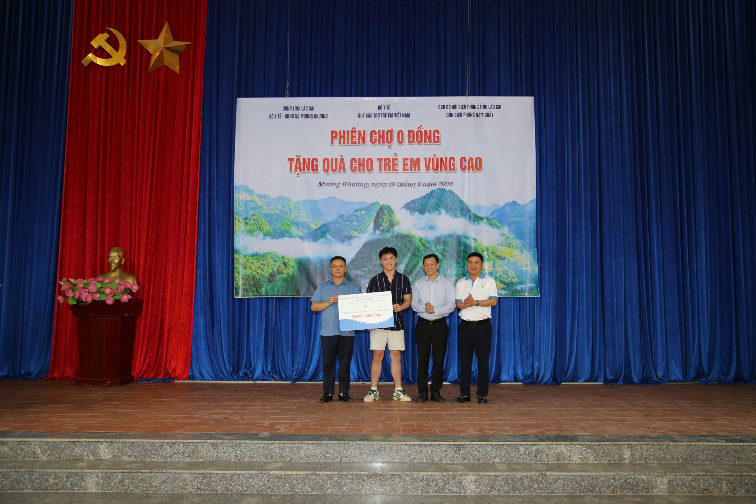hai-con-thu-truong-17818550361832099954449 Gần 2,4 tỷ đồng đến với trẻ em khó khăn vùng biên Lào Cai qua phiên chợ 0 đồng- Ảnh 8.