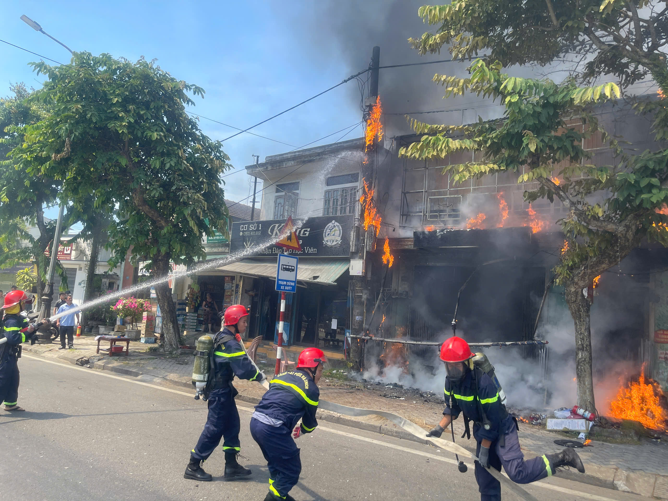 hien-truong-nha-dan-boc-chay-du-doi-thieu-rui-nhieu-tai-san-o-hue-17817574731261112485981 Hiện trường nhà dân bốc cháy dữ dội, nhiều đồ đạc bị thiêu rụi ở Huế- Ảnh 2.
