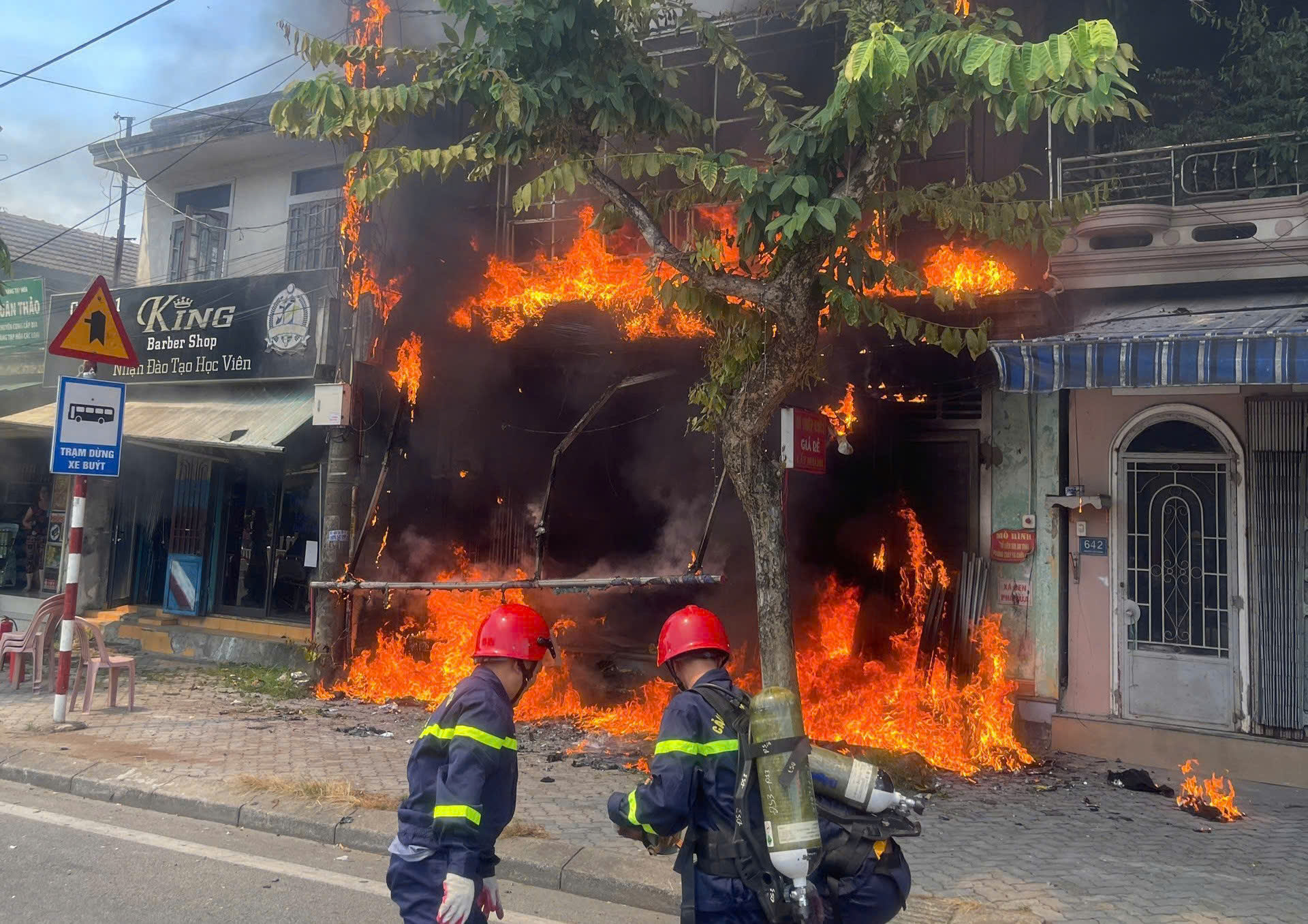 hien-truong-nha-dan-boc-chay-du-doi-thieu-rui-nhieu-tai-san-o-hue-5-17817574735571569438469 Hiện trường nhà dân bốc cháy dữ dội, nhiều đồ đạc bị thiêu rụi ở Huế- Ảnh 1.