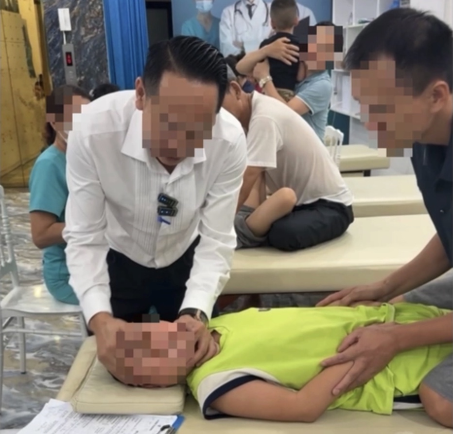 Sự thật về 'tiến sĩ nắn chỉnh xương' ở Y Đức Vương giúp trẻ 'không nói được thành nói được'- Ảnh 1.