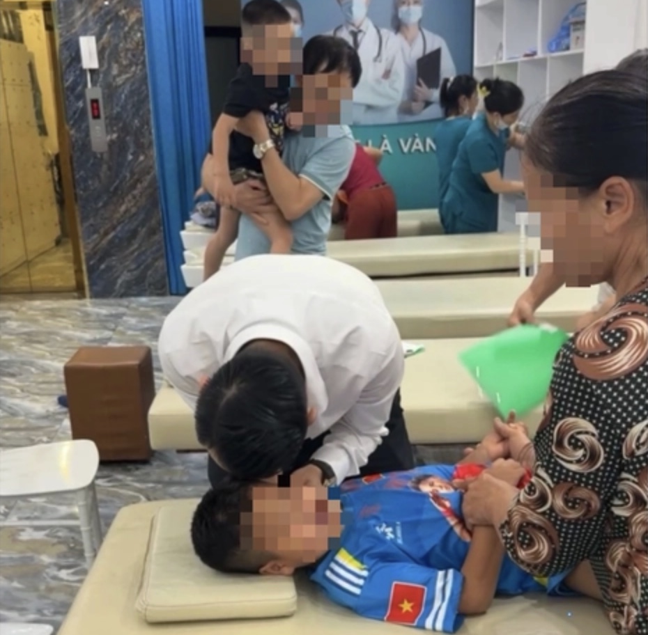 Sự thật về 'tiến sĩ nắn chỉnh xương' ở Y Đức Vương giúp trẻ 'không nói được thành nói được'- Ảnh 2.