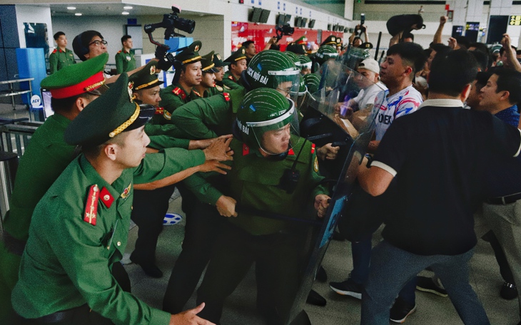 Hình ảnh người lao động dưới nắng nóng 71 độ C tại sân bay lớn nhất miền Bắc- Ảnh 1.