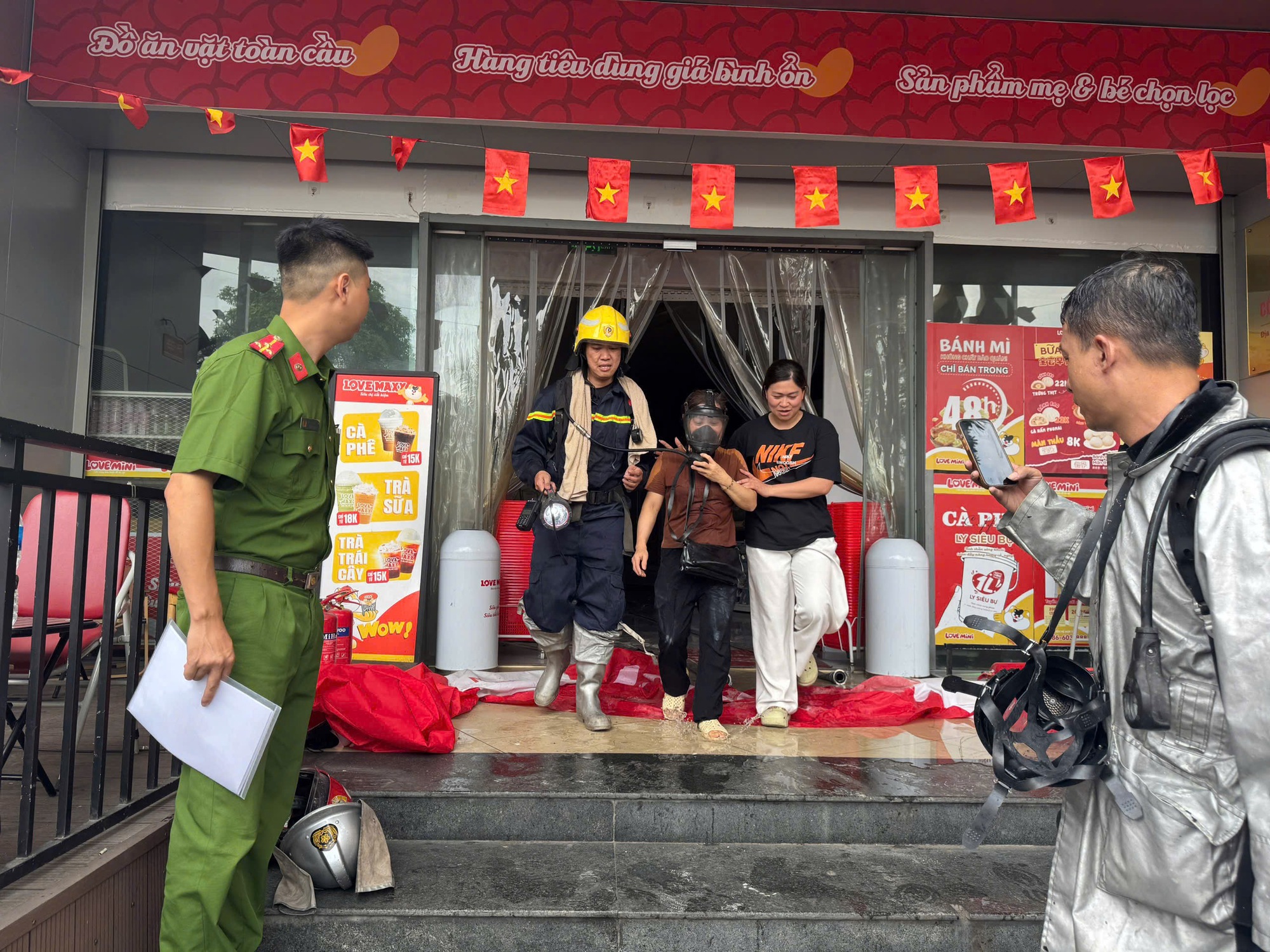 img6299-17803883341021886380021 Cháy siêu thị trên đường Lạc Long Quân, nhiều người được giải cứu- Ảnh 3.