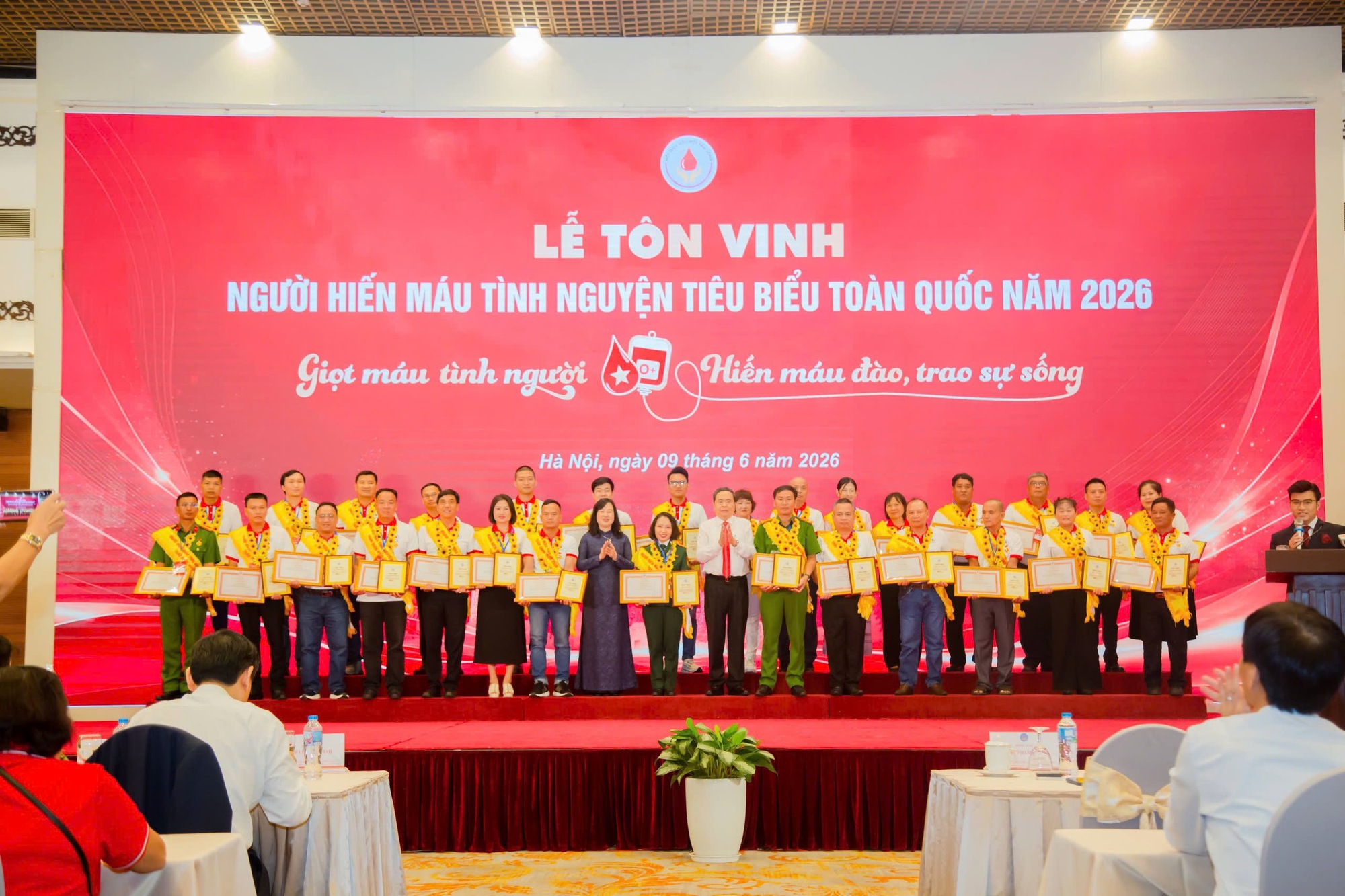 Chủ tịch Quốc hội Trần Thanh Mẫn và Bộ trưởng Bộ Y tế Đào Hồng Lan trao tôn vinh cho người hiến máu tình nguyện tiêu biểu toàn quốc năm 2026.