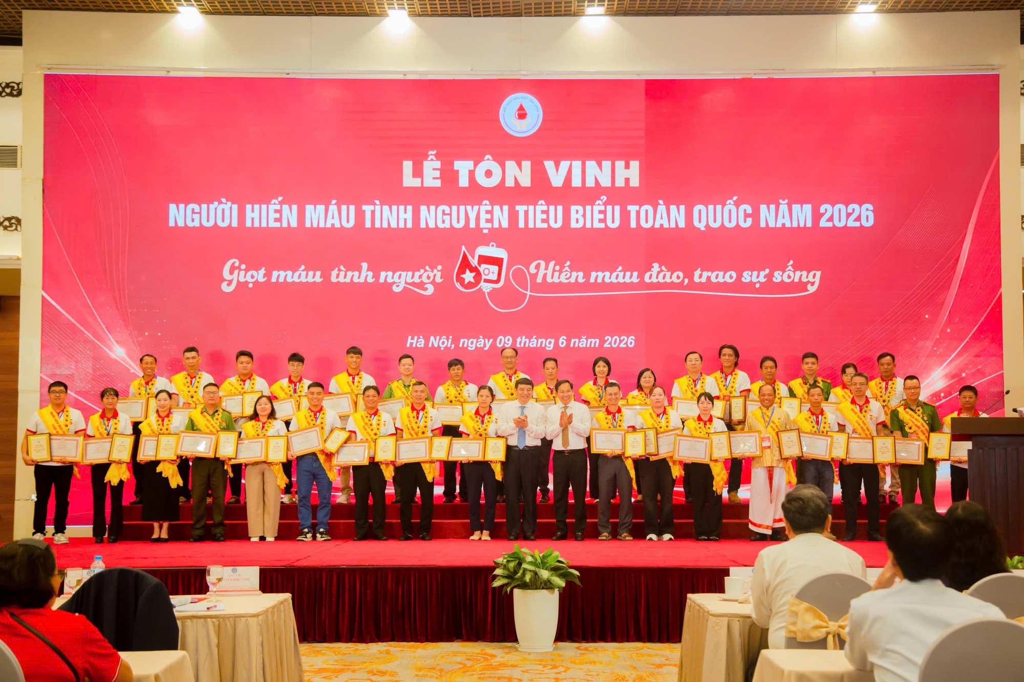 Chủ nhiệm Uỷ ban Văn hóa và Xã hội của Quốc hội Nguyễn Đắc Vinh; Uỷ viên Trung ương Đảng, Tổng Thư ký Quốc hội, Chủ nhiệm Văn phòng Quốc hội Lê Quang Mạnh trao chứng nhận tôn vinh người hiến máu tiêu biểu.