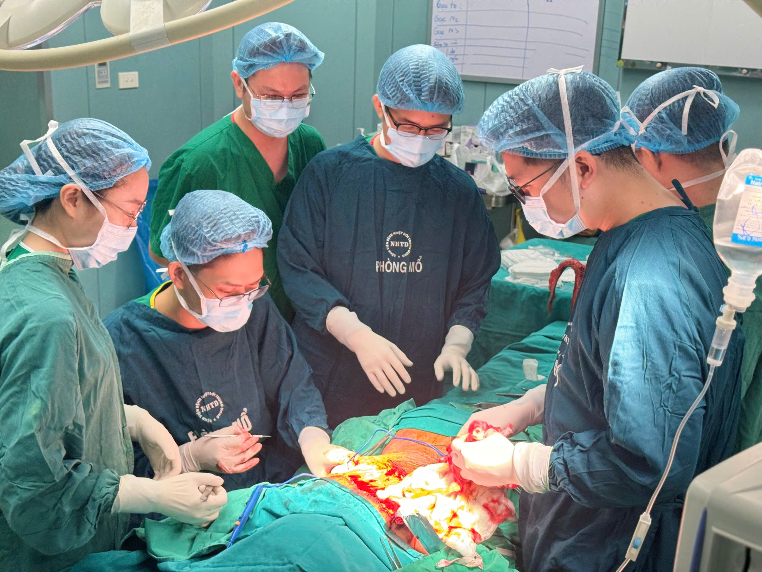 khoi-u-17818595321681032633974 Hành trình phẫu thuật khối u hắc tố tại bệnh viện: Câu chuyện cảm động của bé trai 7 tuổi - Ảnh 3.