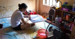 Phòng trọ mái tôn thành ‘lò nung’, sinh viên tìm đủ cách tránh nóng