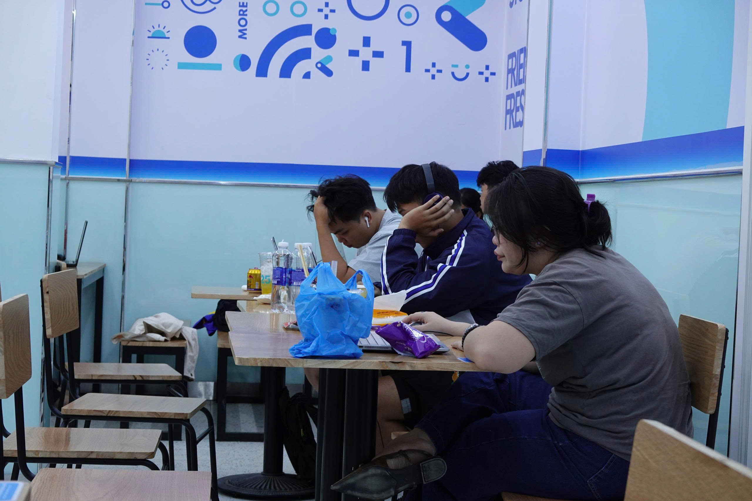 nang-nong-9-1780903732310455229682 Phòng trọ mái tôn thành 'lò nung', sinh viên tìm đủ cách tránh nóng- Ảnh 4.