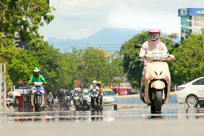 nang-nong-gay-gat-o-trung-bo-17817485649631009909872 Tỉnh nào là tâm điểm nắng nóng gay gắt ở miền Trung? - Ảnh 1.
