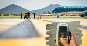 Hình ảnh người lao động dưới nắng nóng 71 độ C tại sân bay lớn nhất miền Bắc