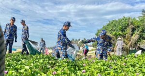 Đông đảo cán bộ, chiến sĩ Hải quân tham gia làm sạch bãi biển ở Đắk Lắk