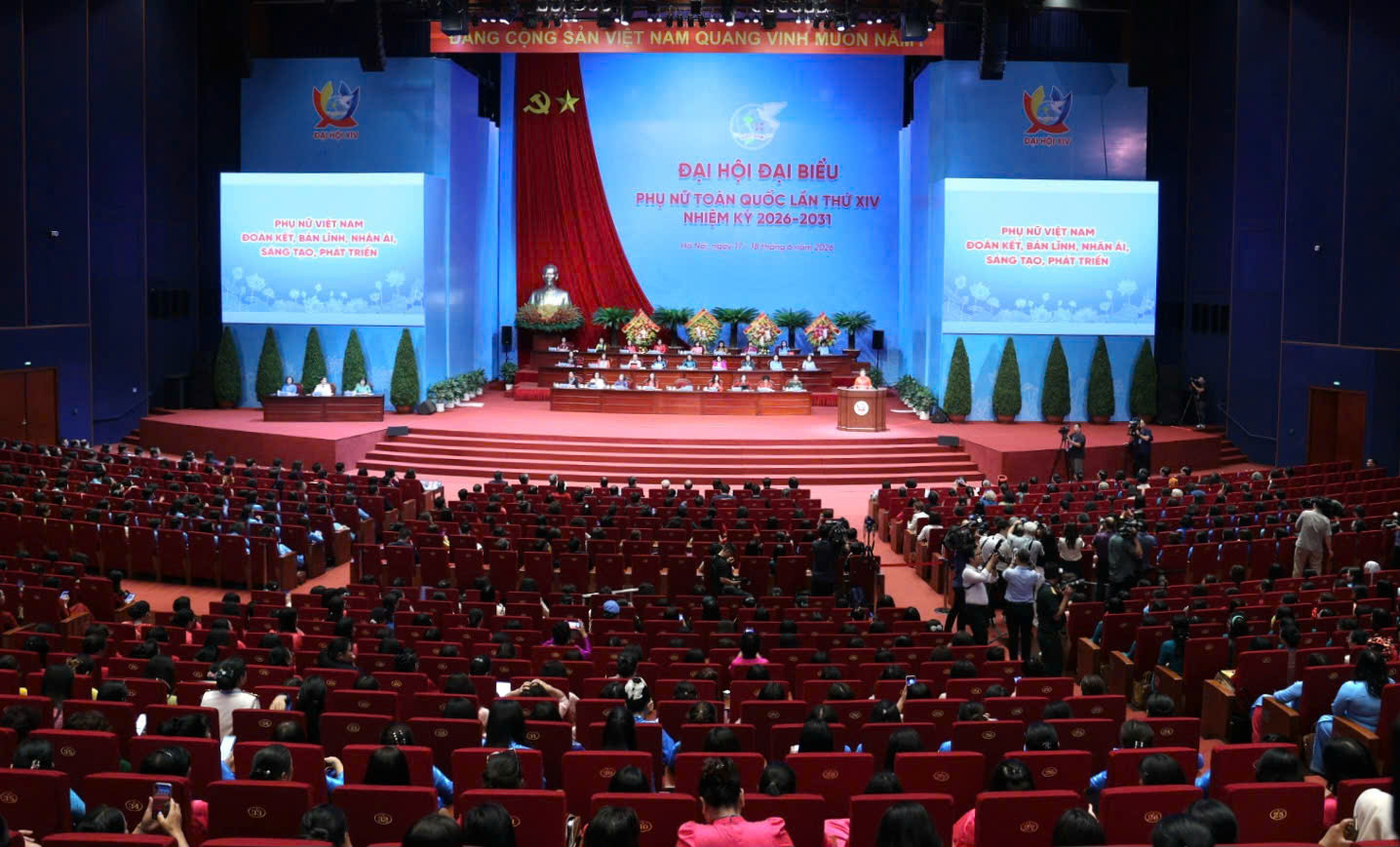 Chủ tịch Quốc hội: Phụ nữ phải trở thành chủ thể quan trọng kiến tạo tương lai đất nước- Ảnh 3.