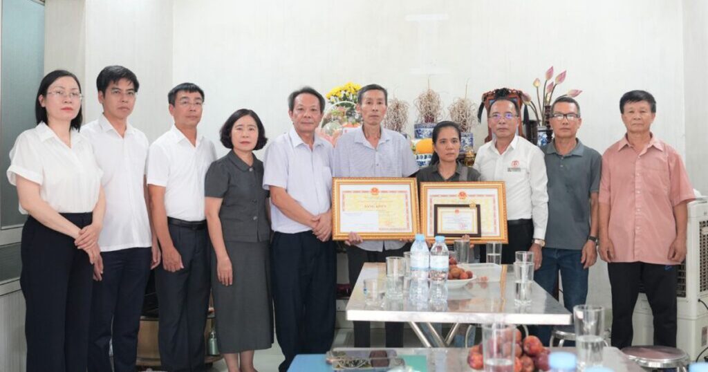 Trao bằng khen cho cá nhân, gia đình có nghĩa cử hiến tạng cứu người