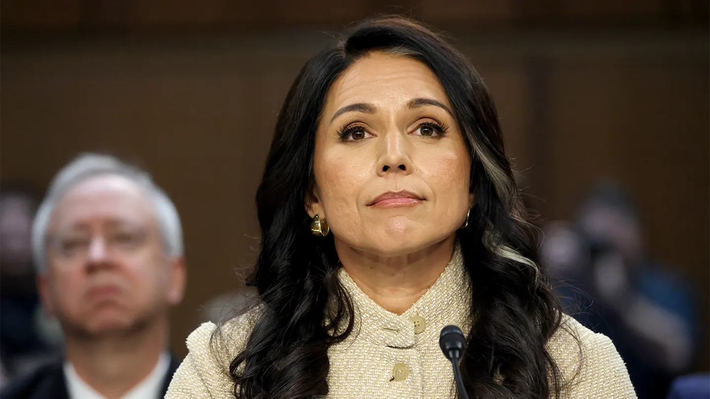 tulsi-gabbard-senate-intelligence-committee-hearing-jpg-1781898169209209613627 Giám đốc tình báo hé lộ tin 'động trời' về chuyên gia phòng Covid-19 số một nước Mỹ - Ảnh 2.