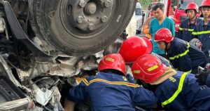 Video giải cứu tài xế mắc kẹt sau vụ tai nạn trên cao tốc La Sơn – Hòa Liên