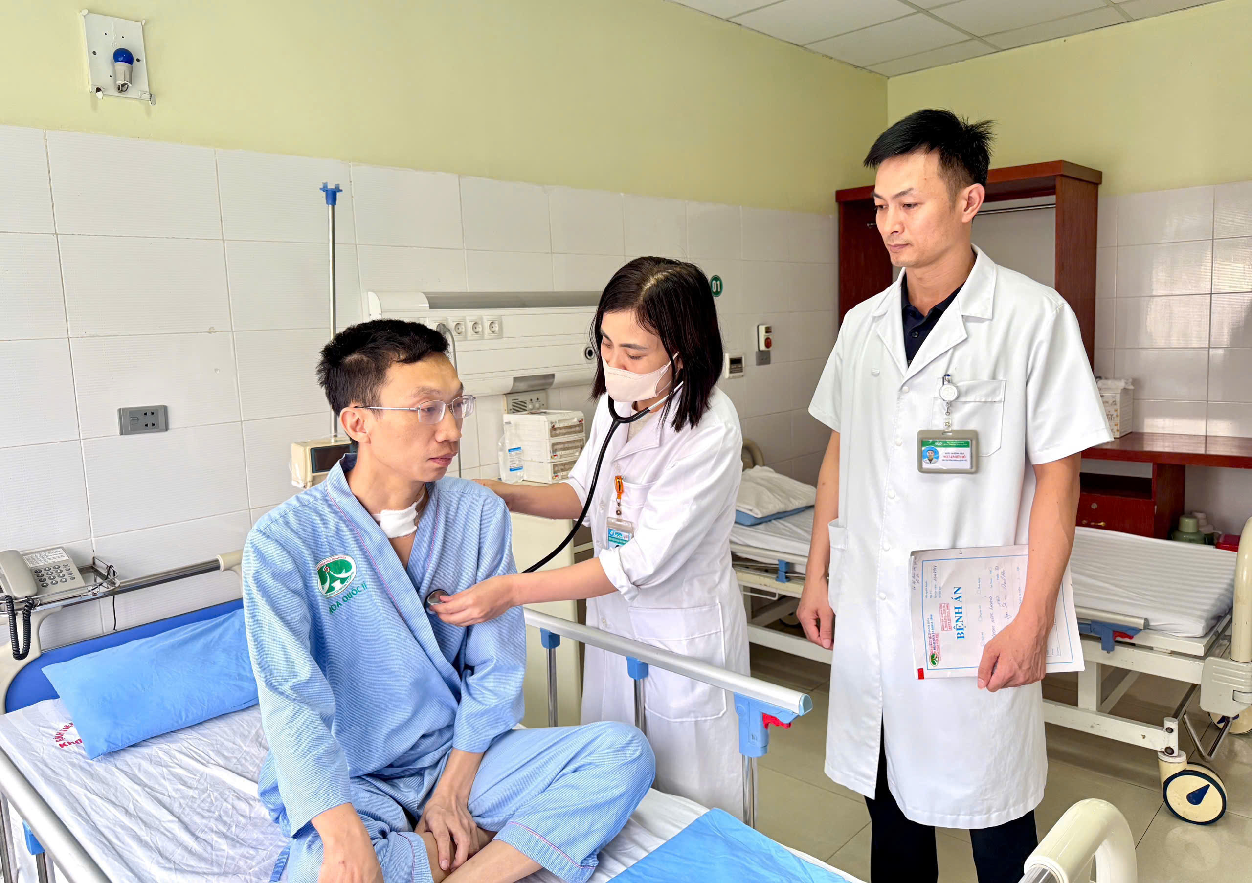 z792084904833347068e993c6e28f46e33e5601e11ba64-17810793712772117947008 Nghẹt thở chạy đua với 'tử thần', cứu sống Trung tá Công an bị đâm đứt động mạch cảnh- Ảnh 3.