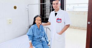 Uống thuốc nam hơn 10 năm, cụ bà mang khối sỏi thận khổng lồ như ‘củ gừng’