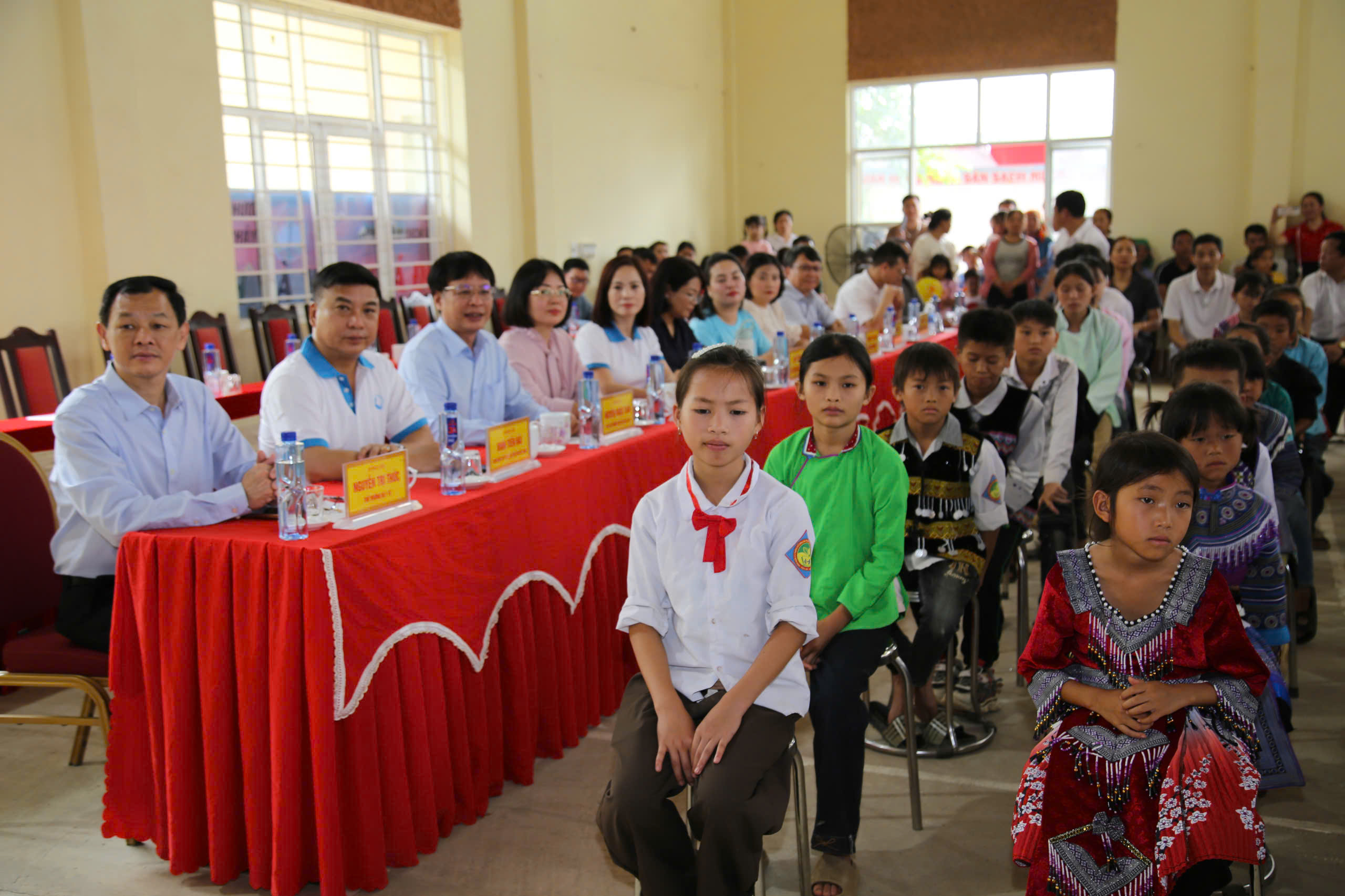z7953432586481c8f9881ac3c42dfef39f53cfef7a3c84-1781855759981234040854 Gần 2,4 tỷ đồng đến với trẻ em khó khăn vùng biên Lào Cai qua phiên chợ 0 đồng- Ảnh 2.