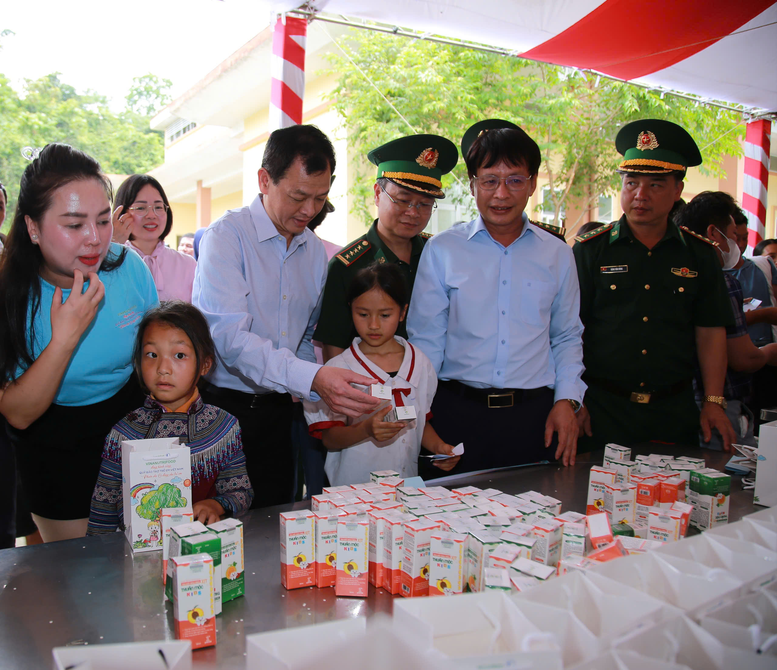 z795354873107456ab20cbef3a2d928d6cb77c76af77d9-17818558472191443402688 Gần 2,4 tỷ đồng đến với trẻ em khó khăn vùng biên Lào Cai qua phiên chợ 0 đồng- Ảnh 10.