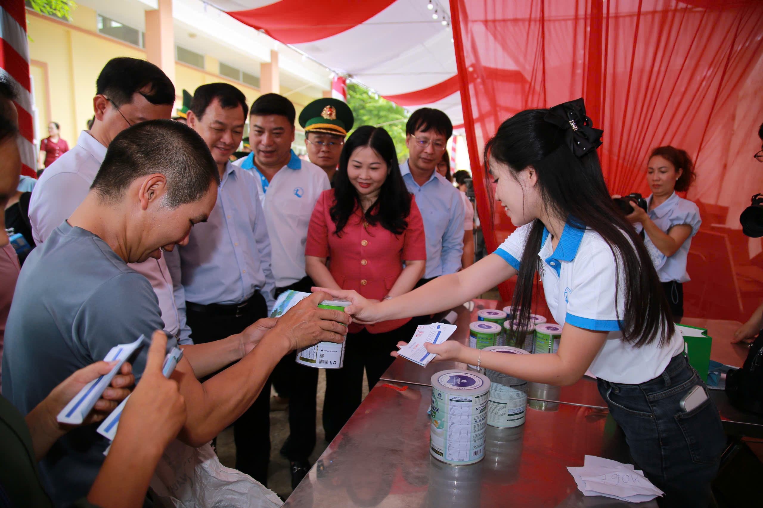 z79535487571500372c2b77ac5ecd29d33e56c9fdd11c3-17818559328091756448671 Gần 2,4 tỷ đồng đến với trẻ em khó khăn vùng biên Lào Cai qua phiên chợ 0 đồng- Ảnh 12.